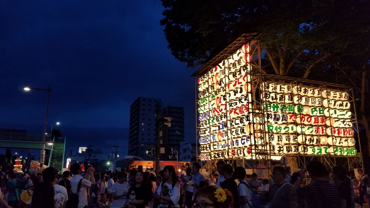 夏祭りの提灯と賑わう人々