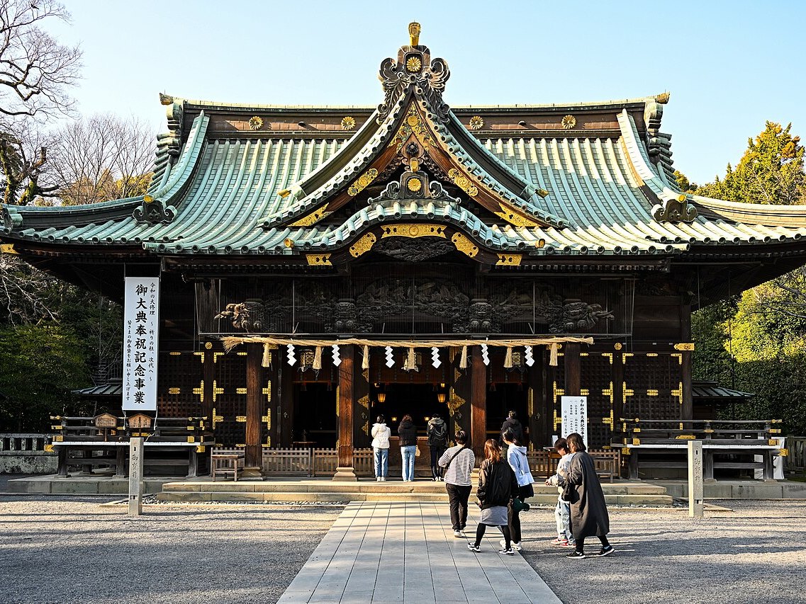 三嶋大社の社殿と参拝者(静岡県三島市)