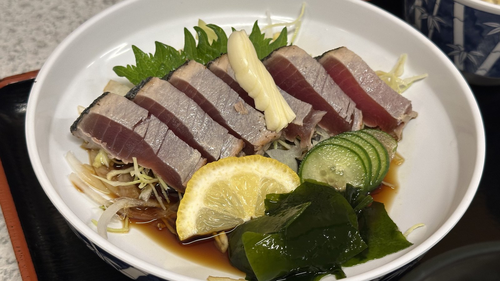 炙りたてのカツオのたたき（イメージ）