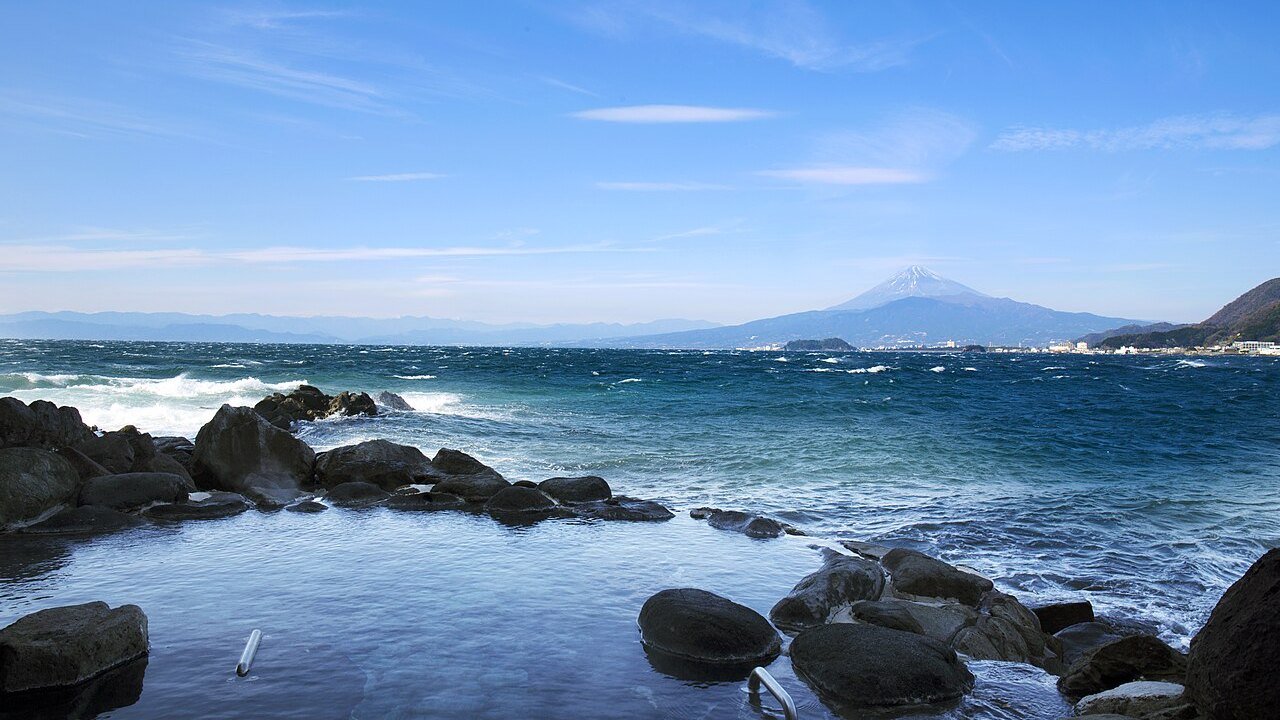 駿河湾越しに富士山を望む海辺の岩露天風呂(沼津・淡島)