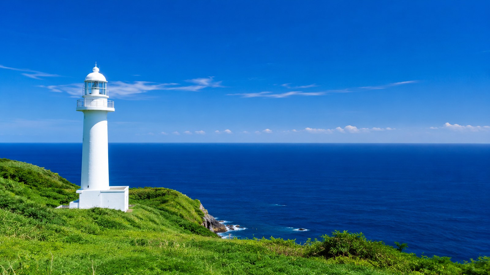 御前崎の白い灯台と青い海のイメージ