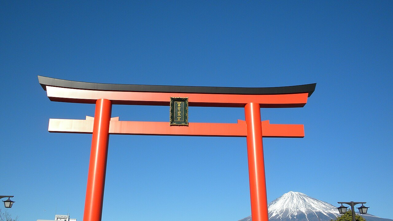 富士山本宮浅間大社の朱塗り大鳥居と富士山（初詣イメージ）