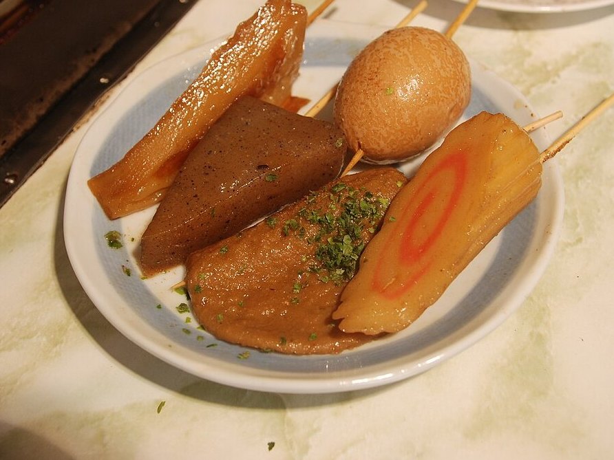 静岡おでんの盛り皿(黒はんぺん・だし粉・青のり)