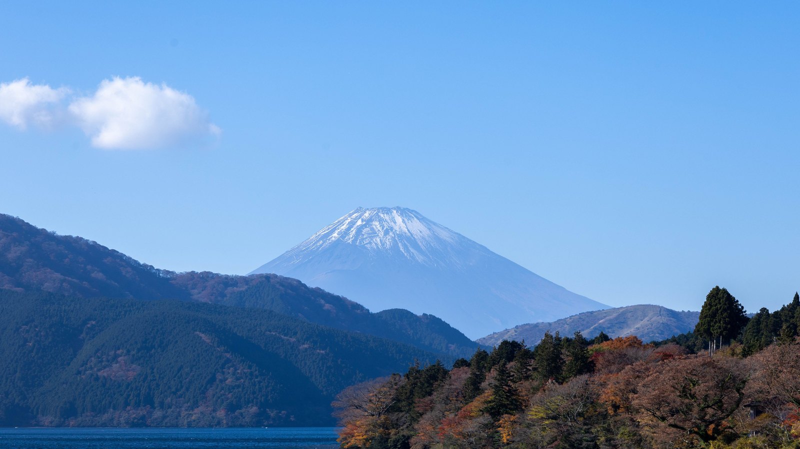 秋晴れの富士山と紅葉の湖畔（シルバーウィークの行楽イメージ）