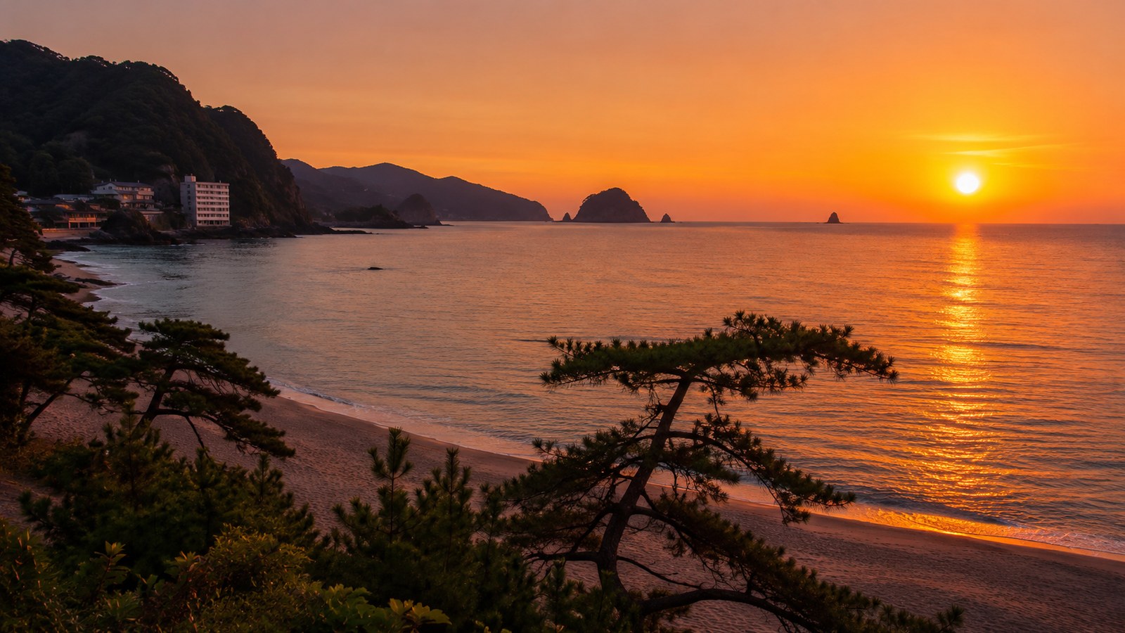 西伊豆の海に沈む夕日のイメージ