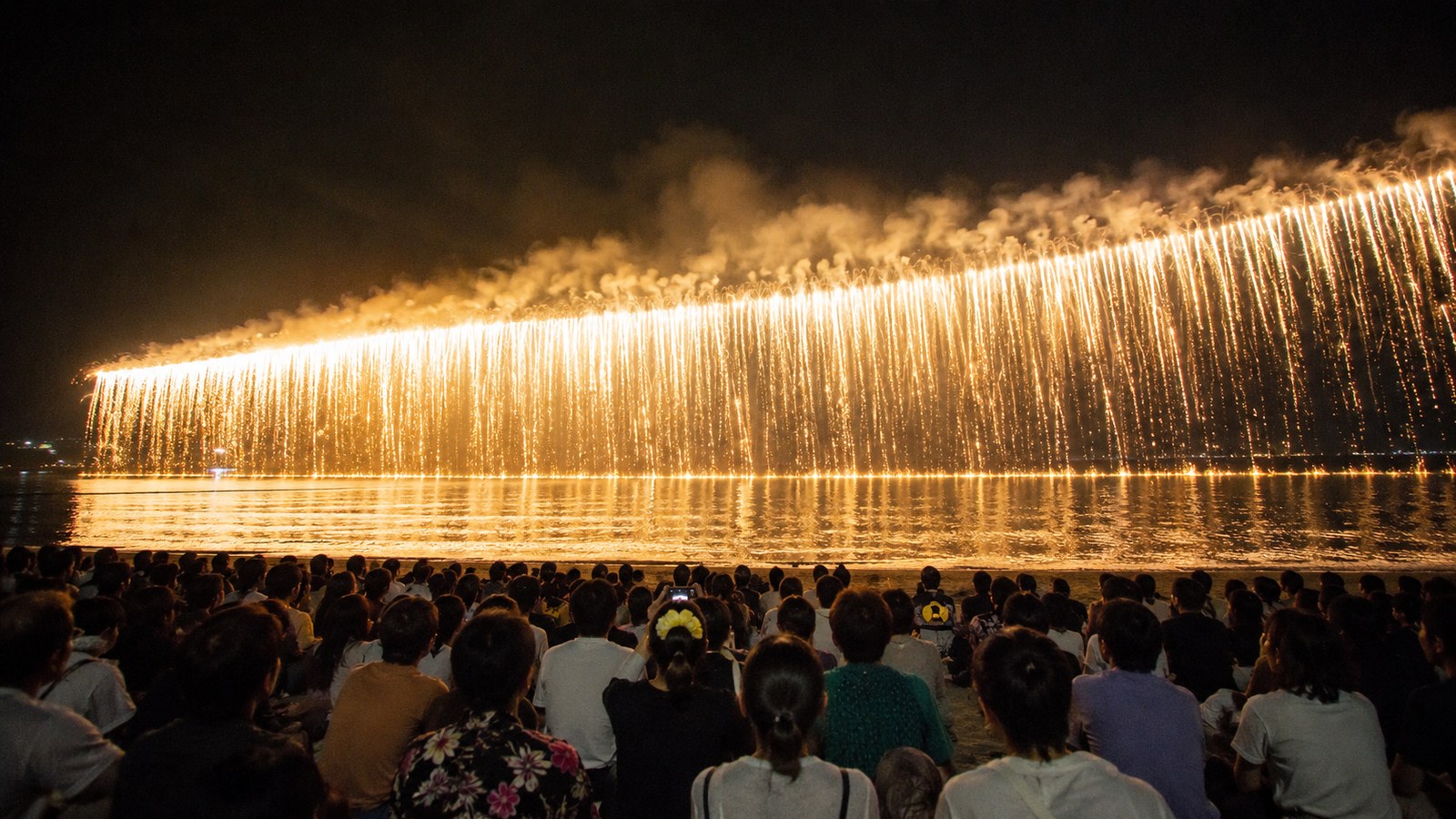 海の上に降り注ぐ大空中ナイアガラの花火
