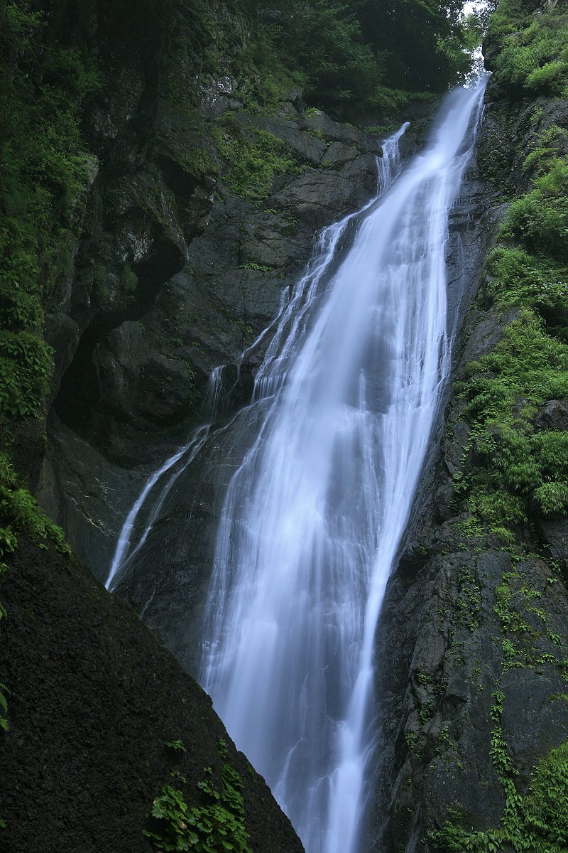 岩肌を流れ落ちる安倍の大滝