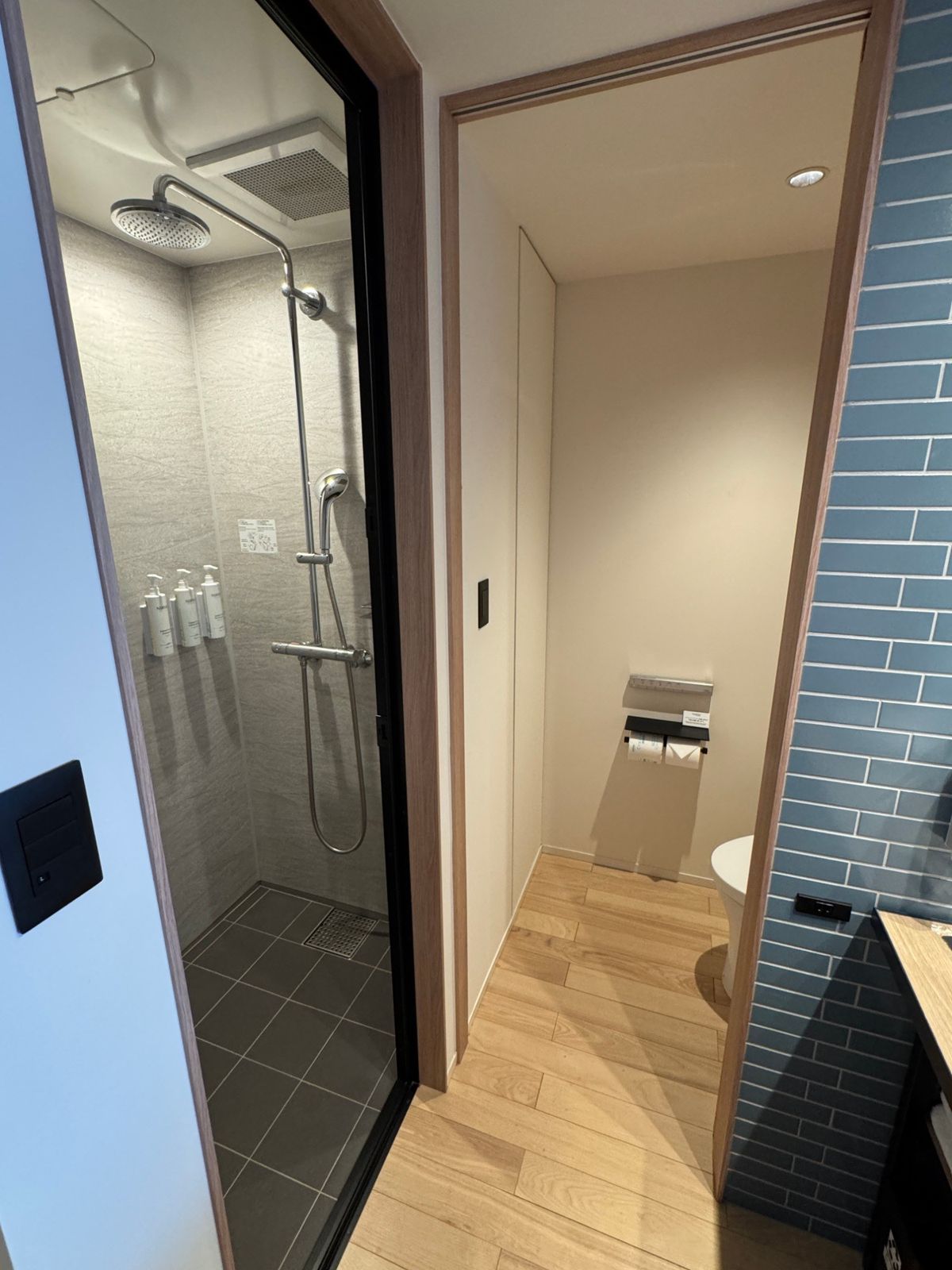 シャワールームとトイレが独立した造り