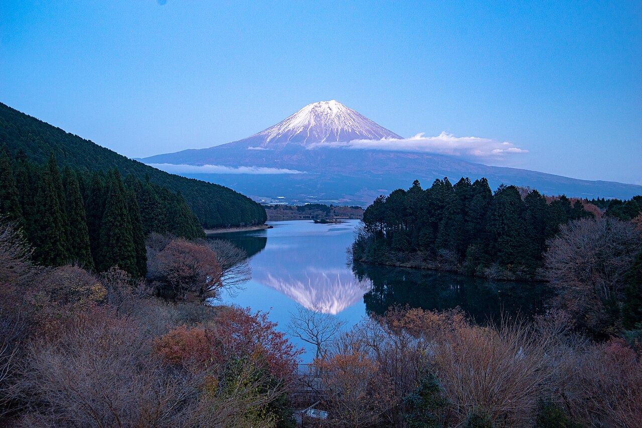 田貫湖の湖面に映る冠雪した富士山