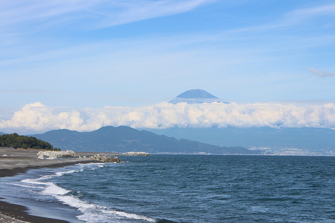 三保松原の海岸と駿河湾の向こうに見える富士山