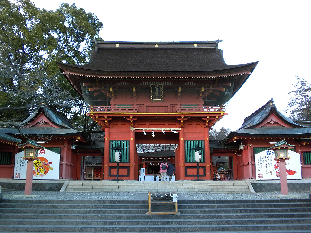 朱塗りの富士山本宮浅間大社の楼門