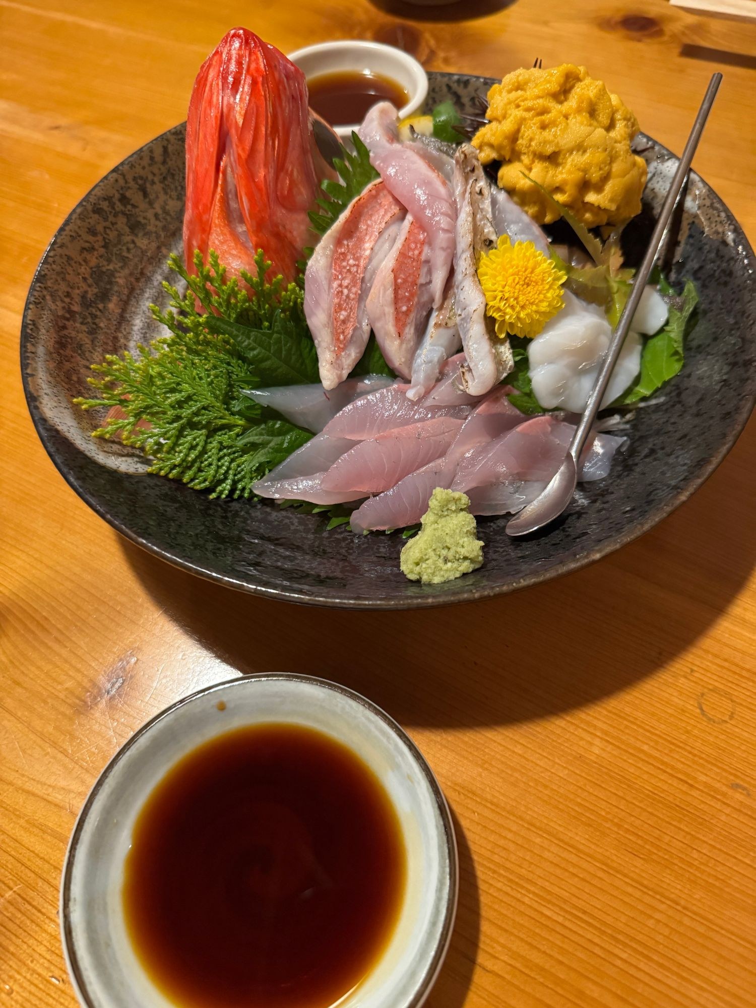 刺身の盛り合わせ。金目鯛の姿造りと赤雲丹