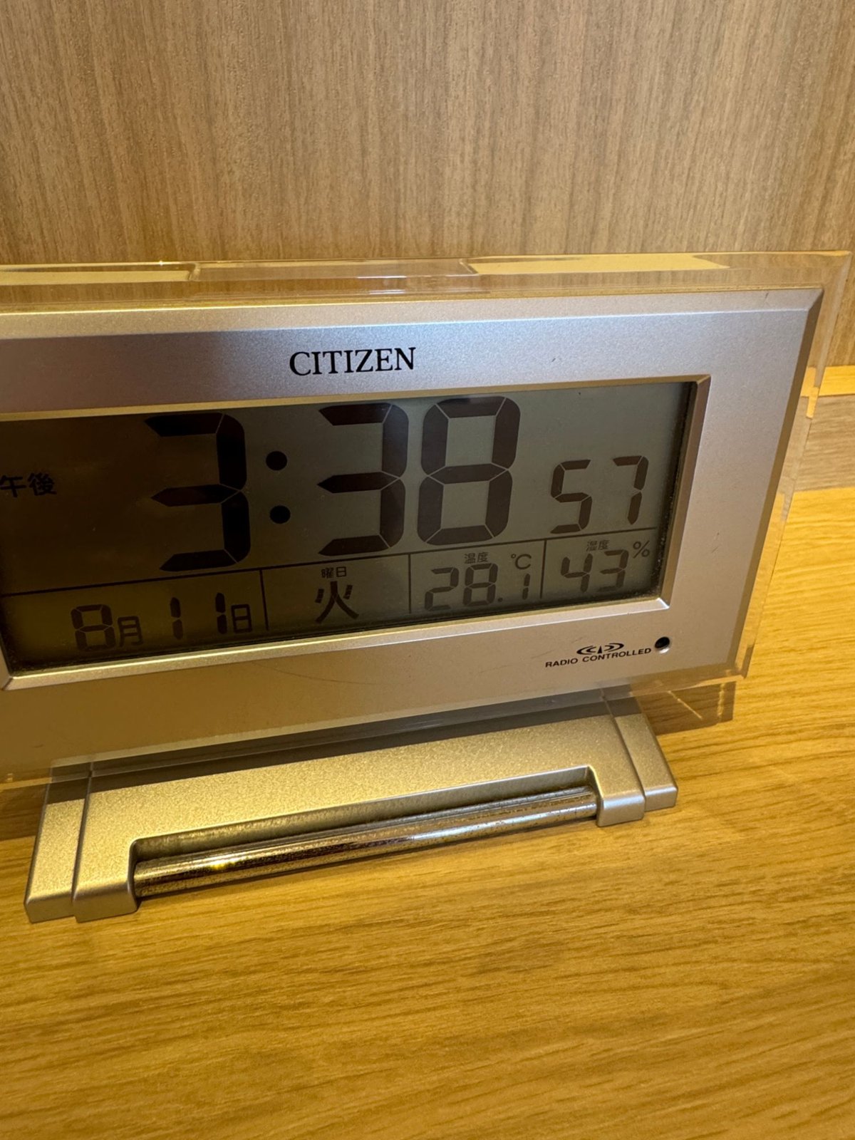 室温28.1度、湿度43パーセントを示す温度計