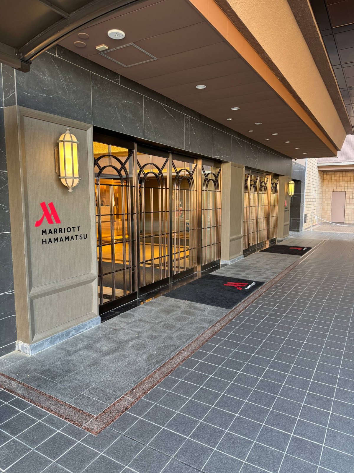 浜松マリオットホテルの正面エントランス。MARRIOTT HAMAMATSUの銘板と黒い石壁