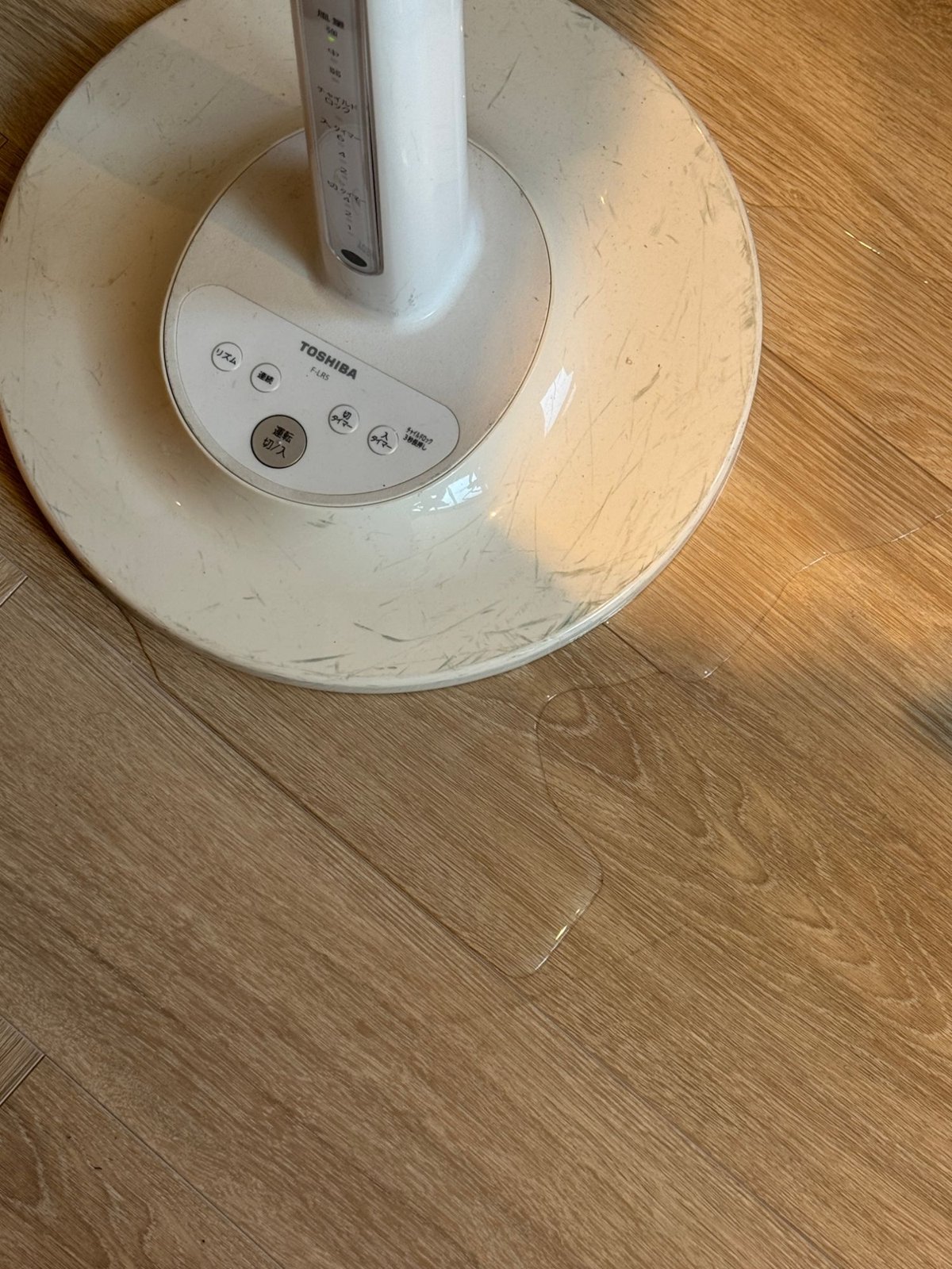 扇風機の足元。床に水が広がっている