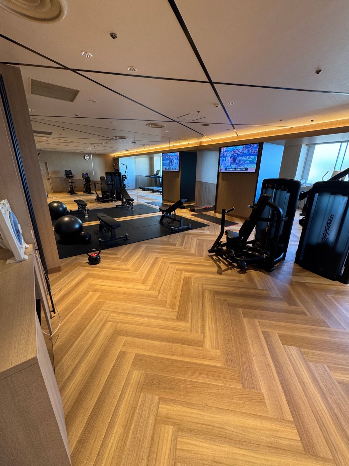 浜松マリオットホテルのフィットネス。ヘリンボーンの床とLife Fitnessのマシン