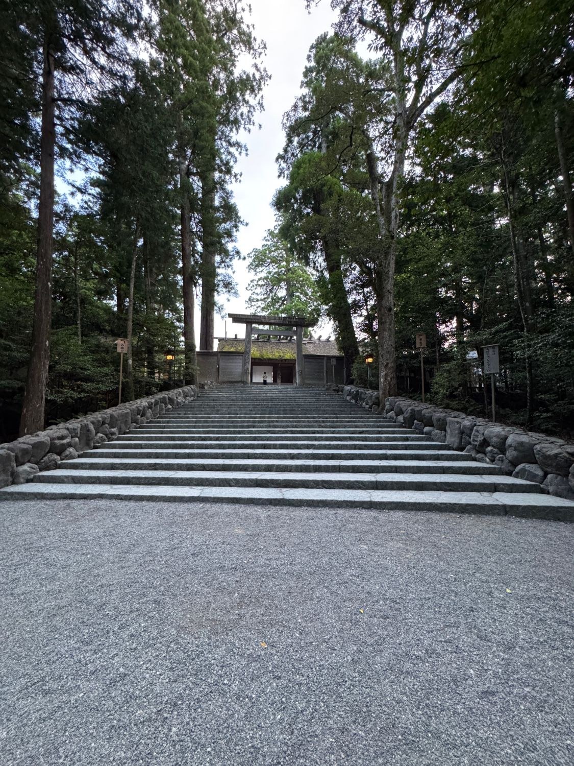 御正宮への石段。早朝は人がほとんどいない