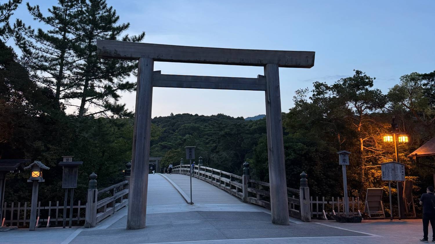 夜明け前の伊勢の神宮 内宮 宇治橋の鳥居