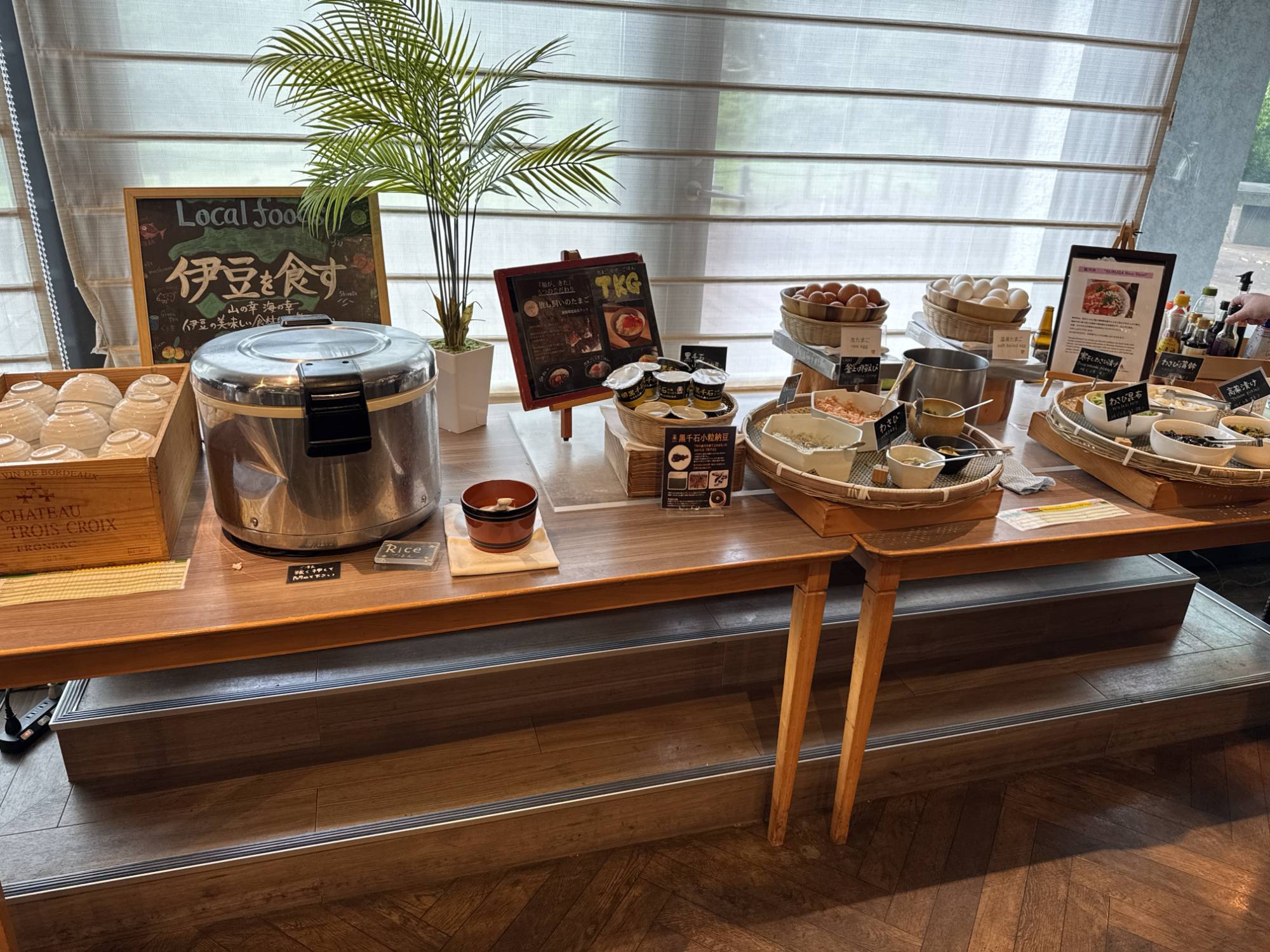 朝食ビュッフェの「伊豆を食す」コーナー。ごはんのお供やたまごかけごはんの卵が並ぶ