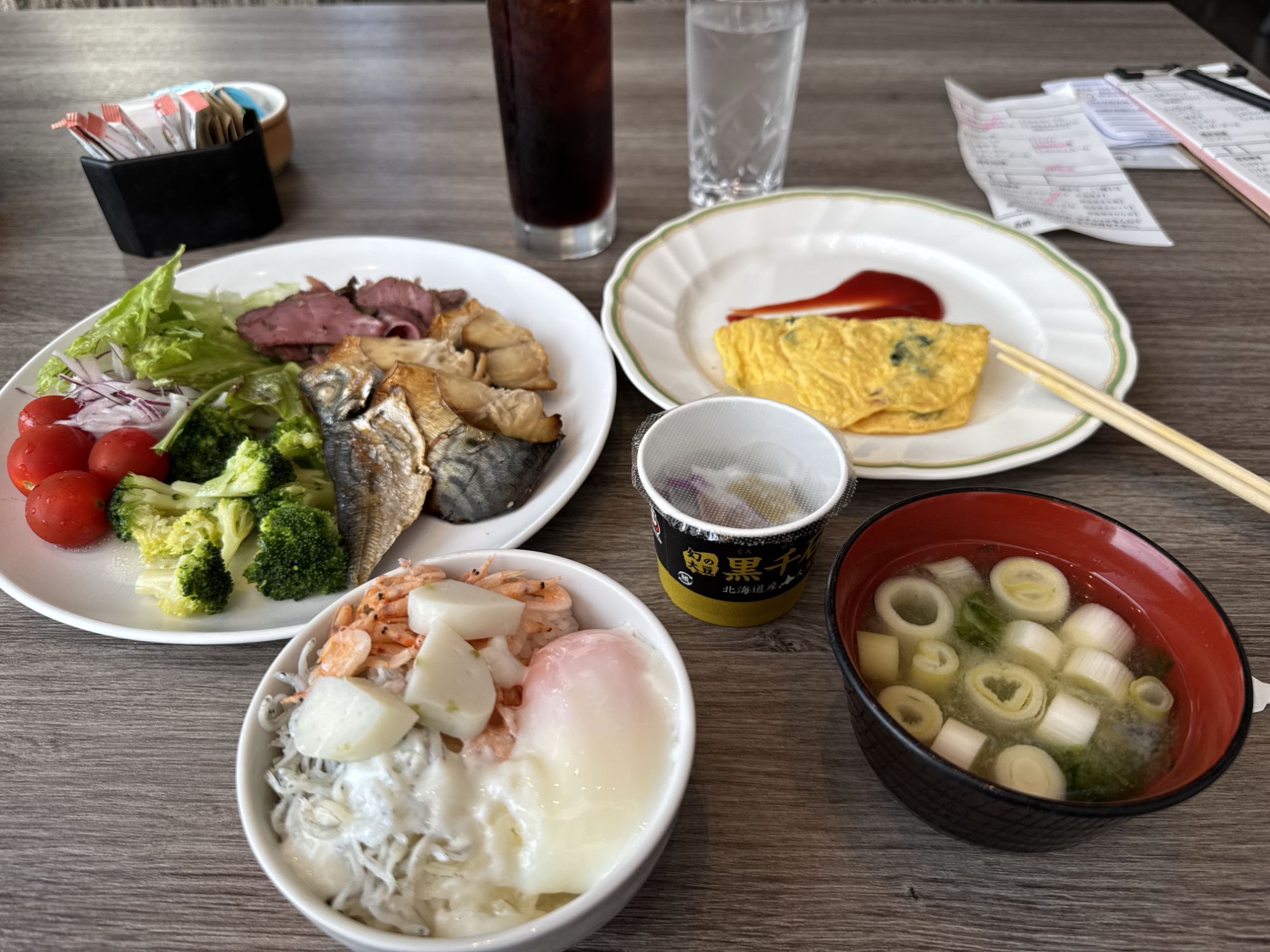朝食の盛り付け例。焼き魚・ローストビーフ・サラダ・しらすと桜えびの丼・味噌汁