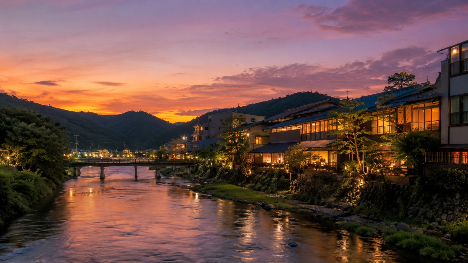 狩野川沿いの温泉街の夕暮れのイメージ
