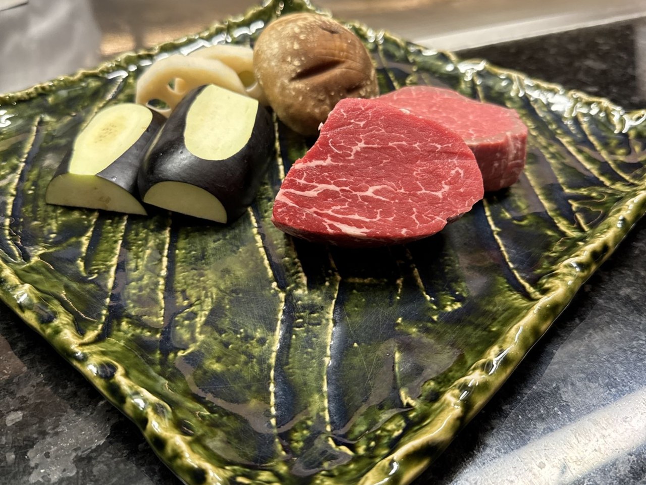 美しいサシの入った牛フィレ肉と野菜