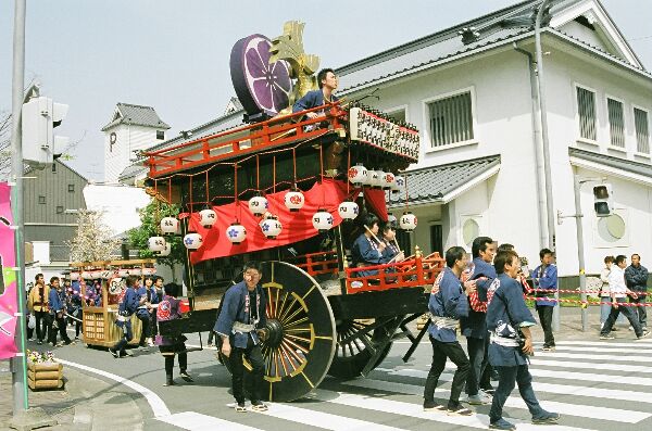 掛川祭で町内を曳かれる二輪屋台と法被姿の人々