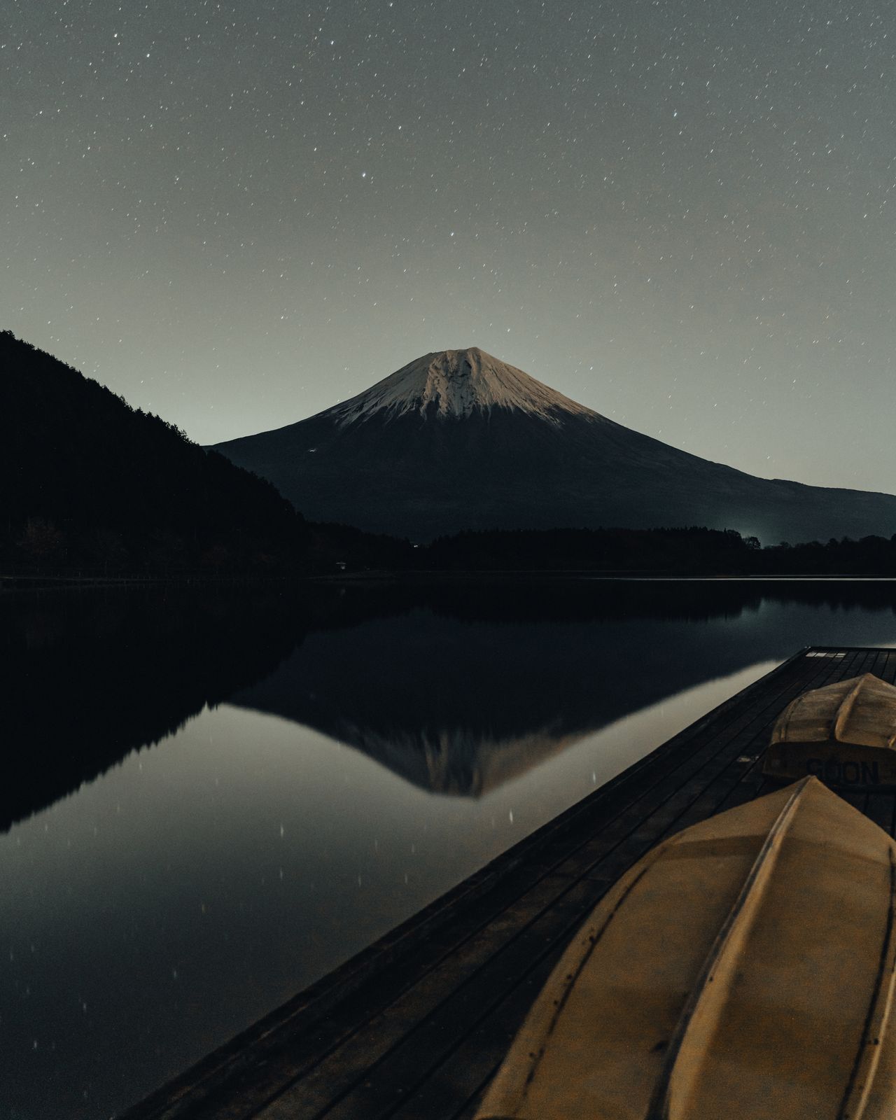 湖畔から望む星空と冠雪の富士山