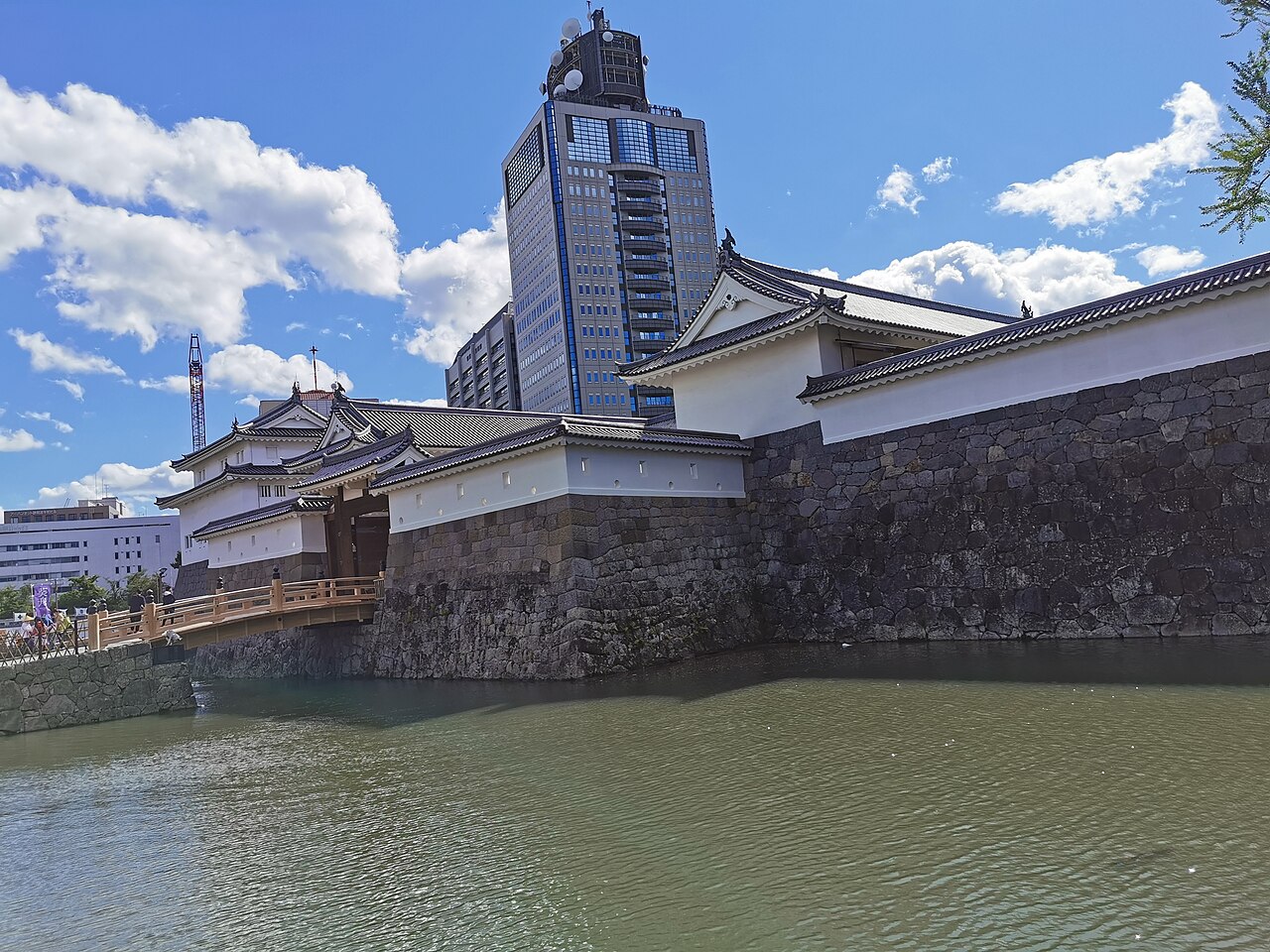 駿府城公園の東御門と堀