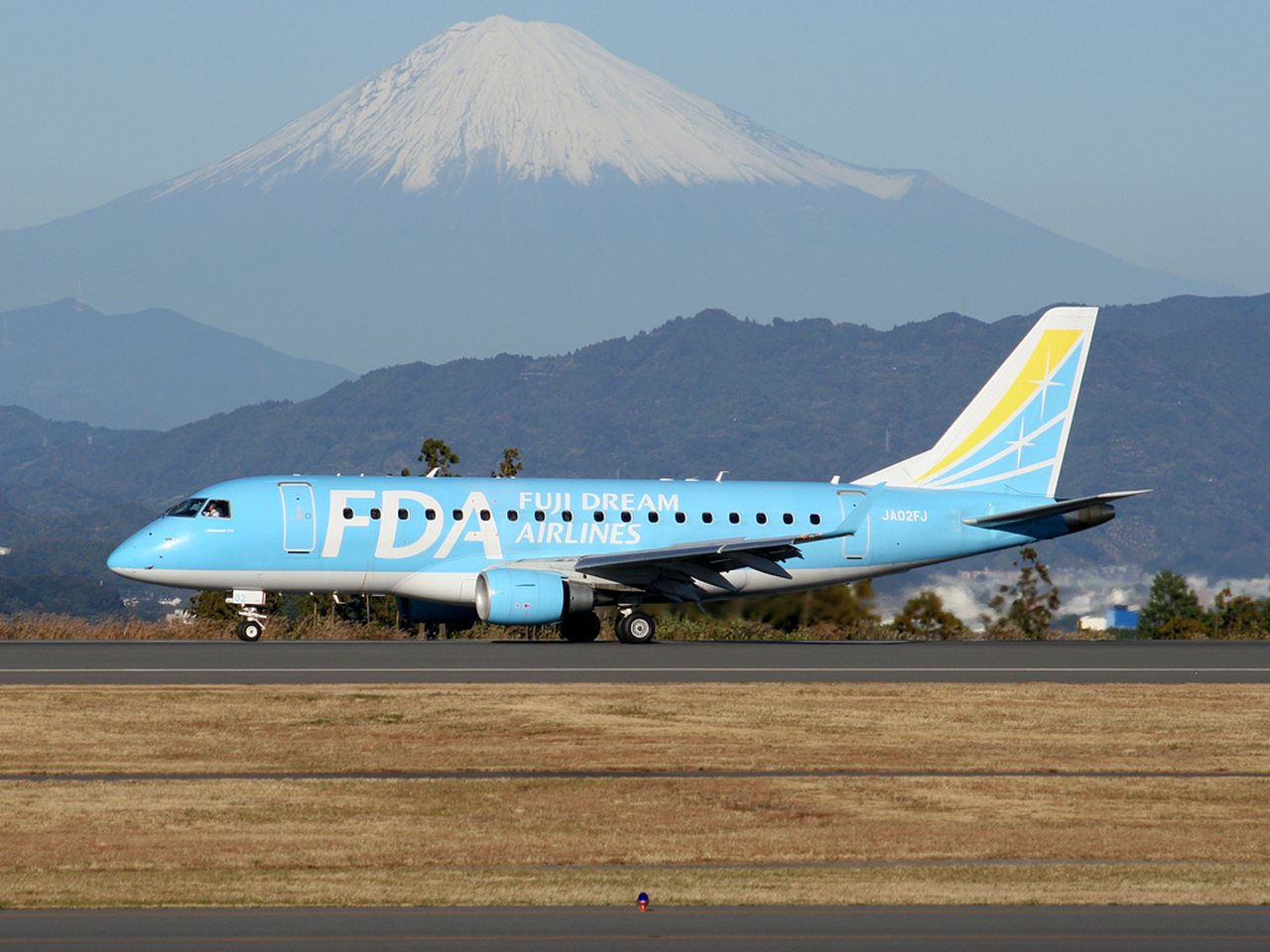富士山静岡空港のフジドリームエアラインズ機