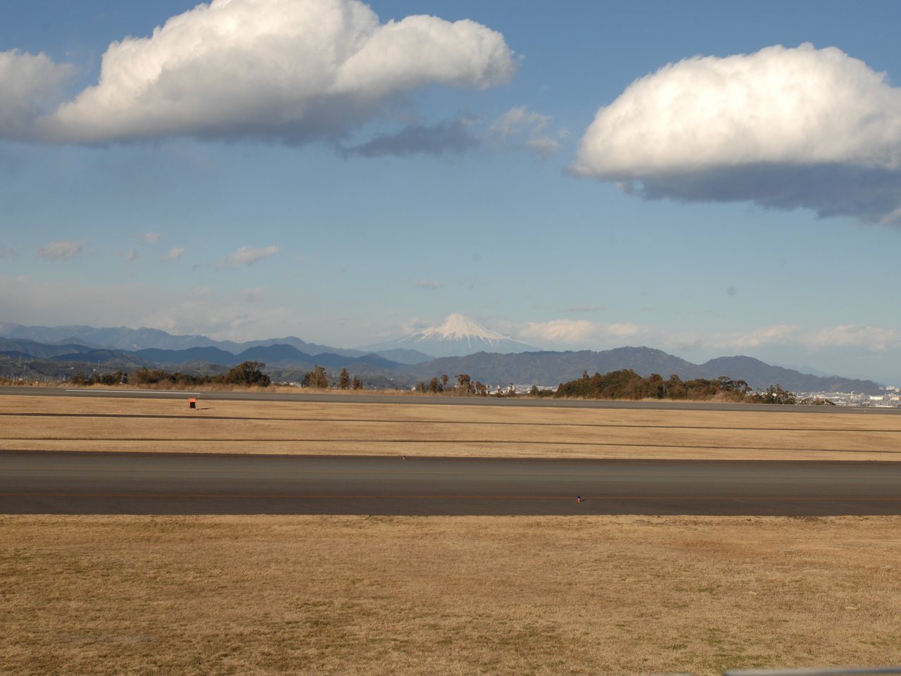 富士山静岡空港から遠望する富士山