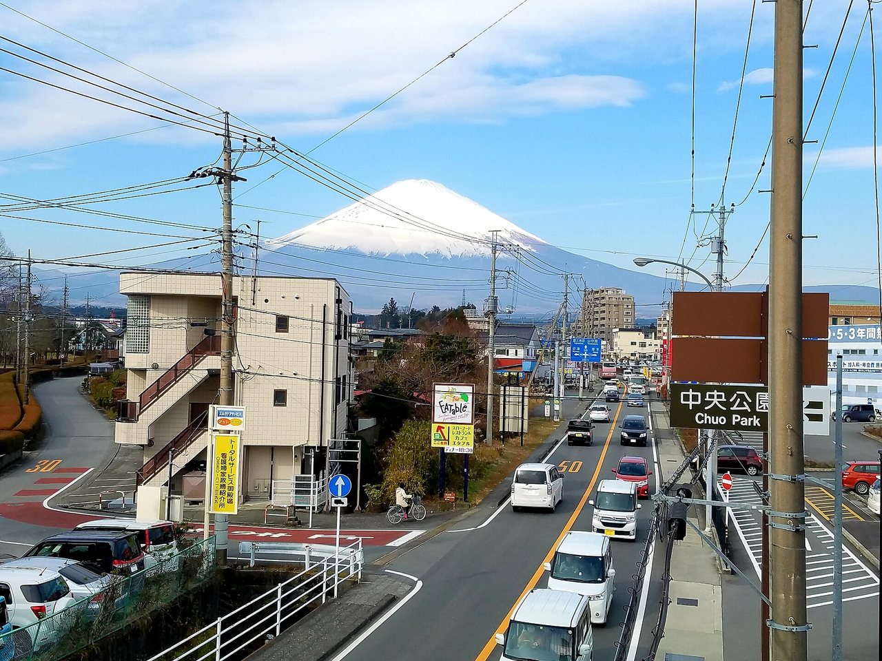 御殿場市街の道路越しに見える富士山