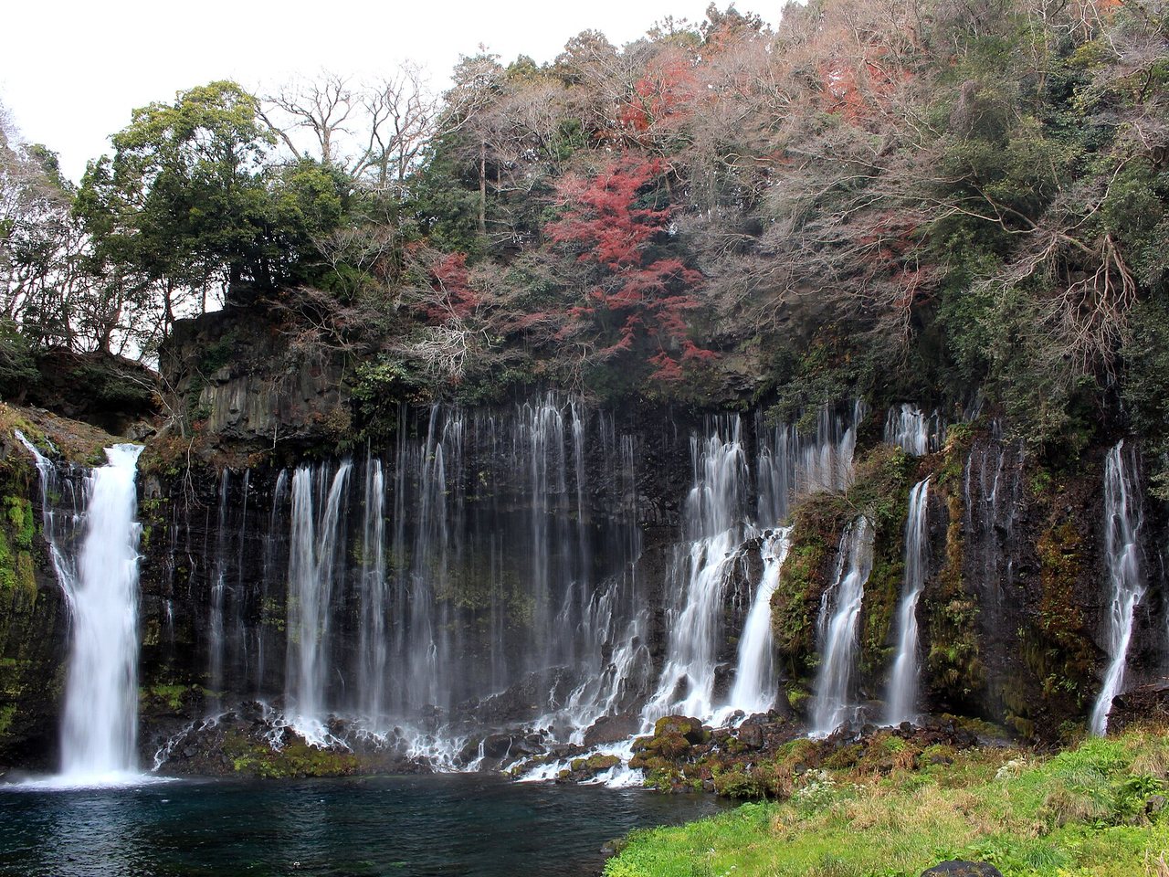 白糸の滝と色づいた木々