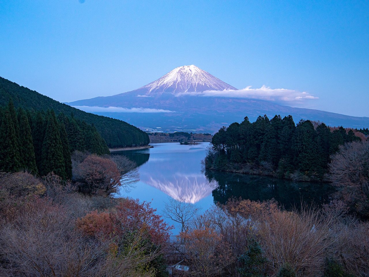 田貫湖の湖面に映る逆さ富士と紅葉