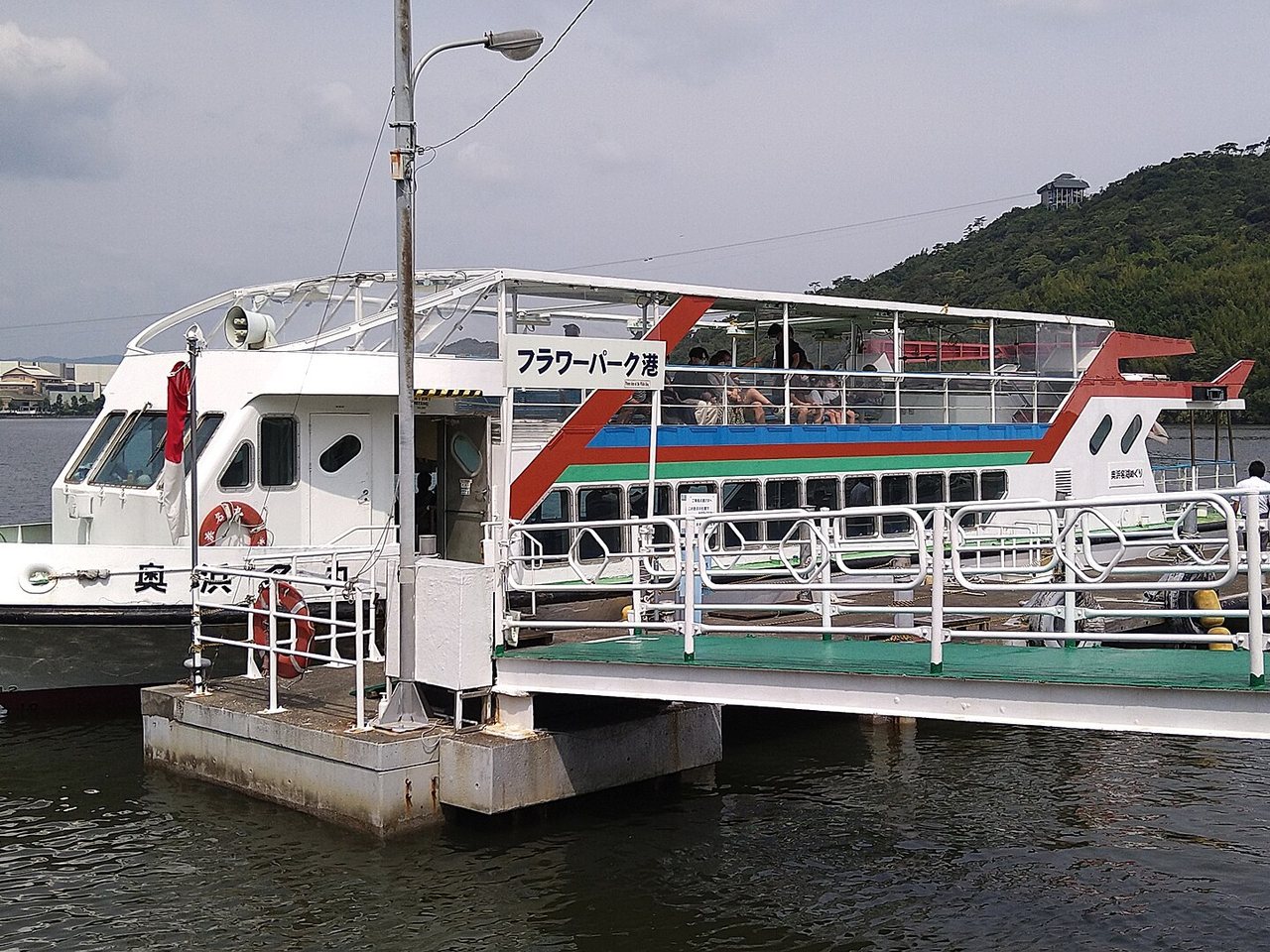 フラワーパーク港に停泊する浜名湖遊覧船「奥浜名丸」