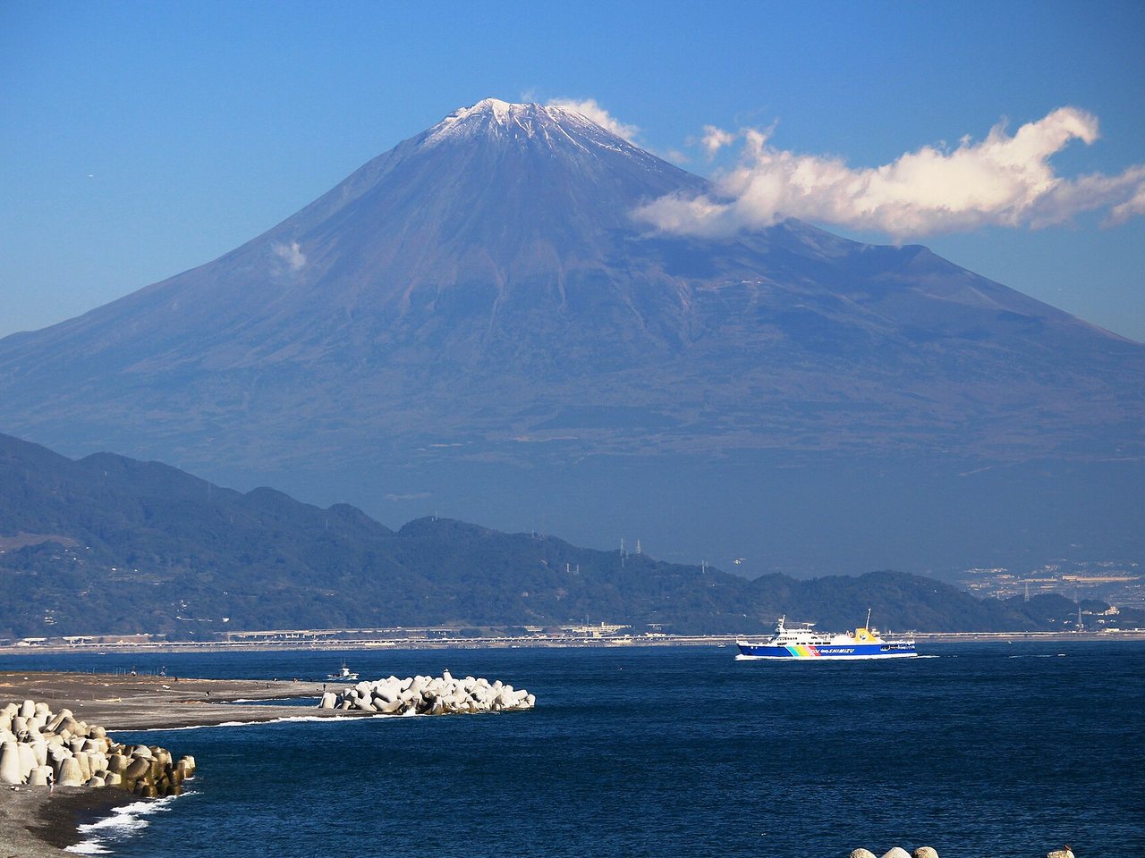 富士山を背に駿河湾を航行するフェリー「富士」