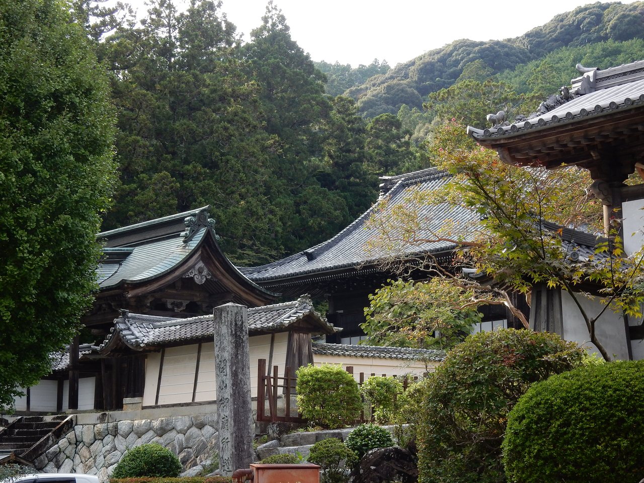 方広寺の境内の建物と周囲の山