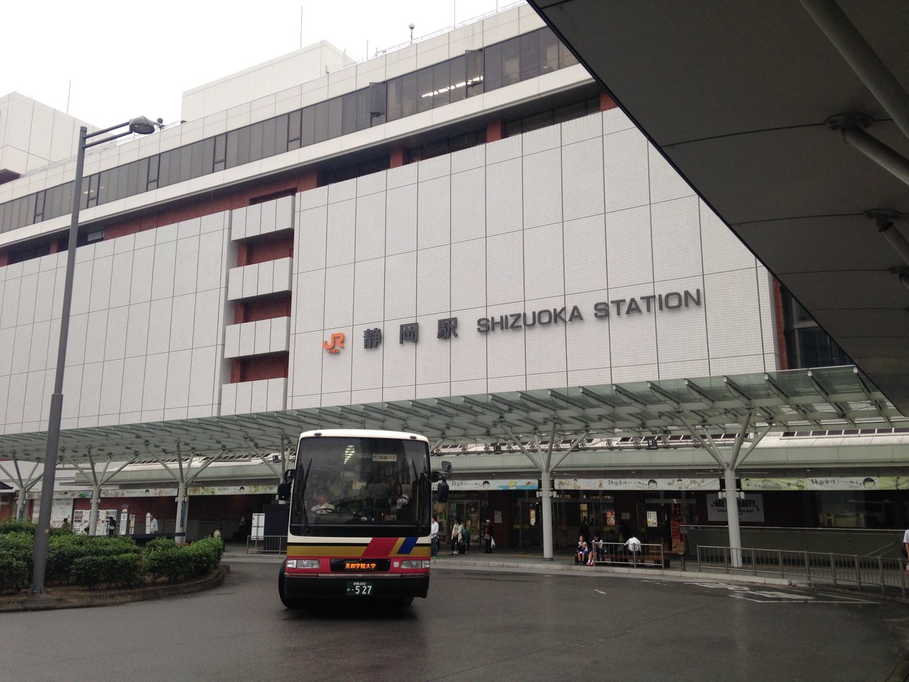 JR静岡駅の駅舎とバス