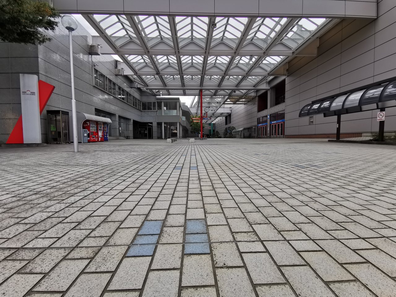 ツインメッセ静岡の館内をつなぐ屋根付きの通路