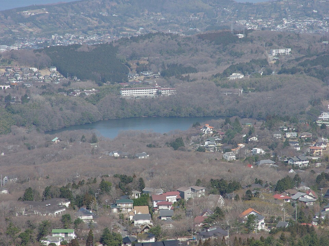 伊東市の一碧湖を見下ろす風景
