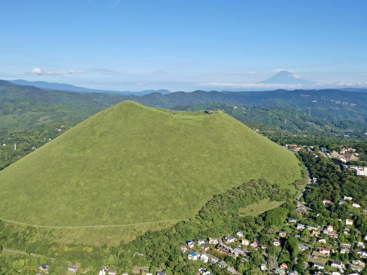 伊東市の大室山と富士山