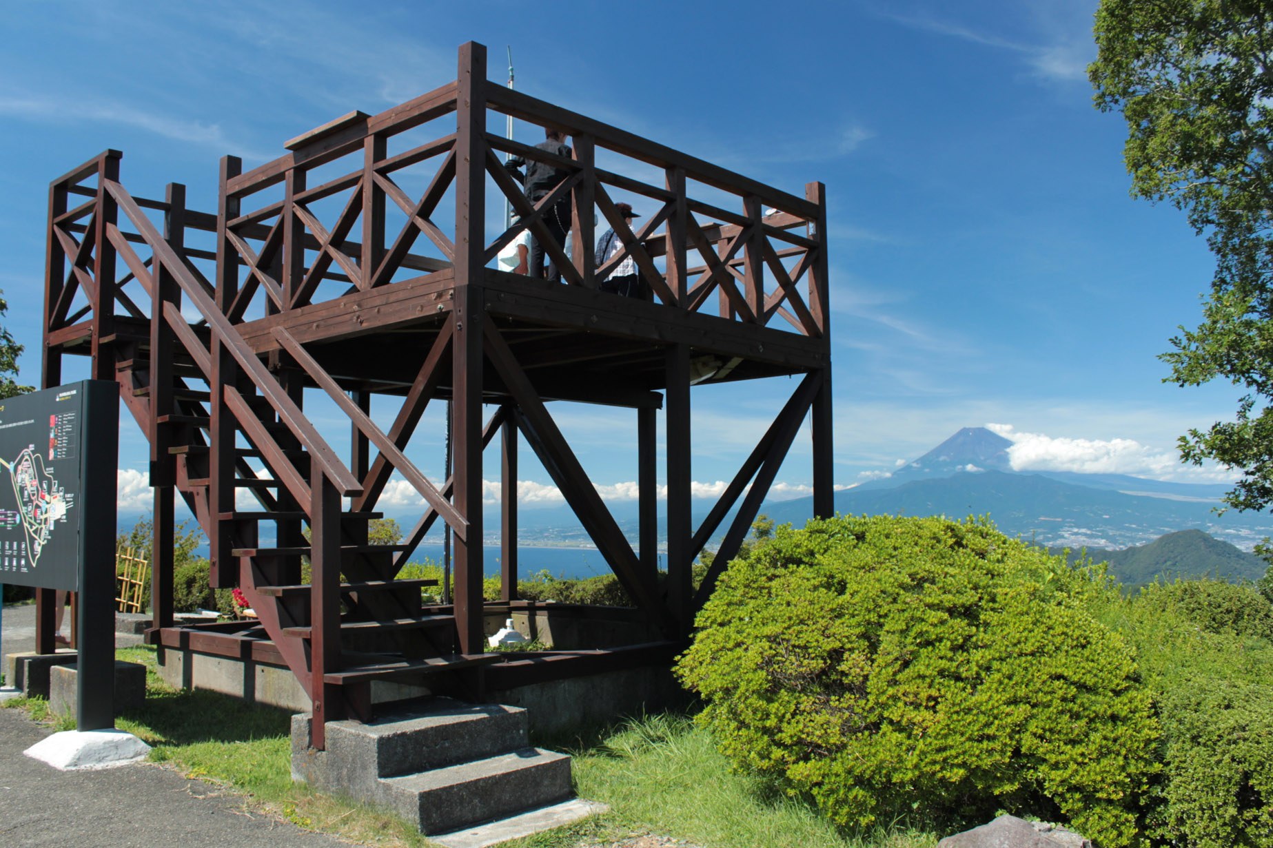 葛城山の山頂にある展望台と富士山