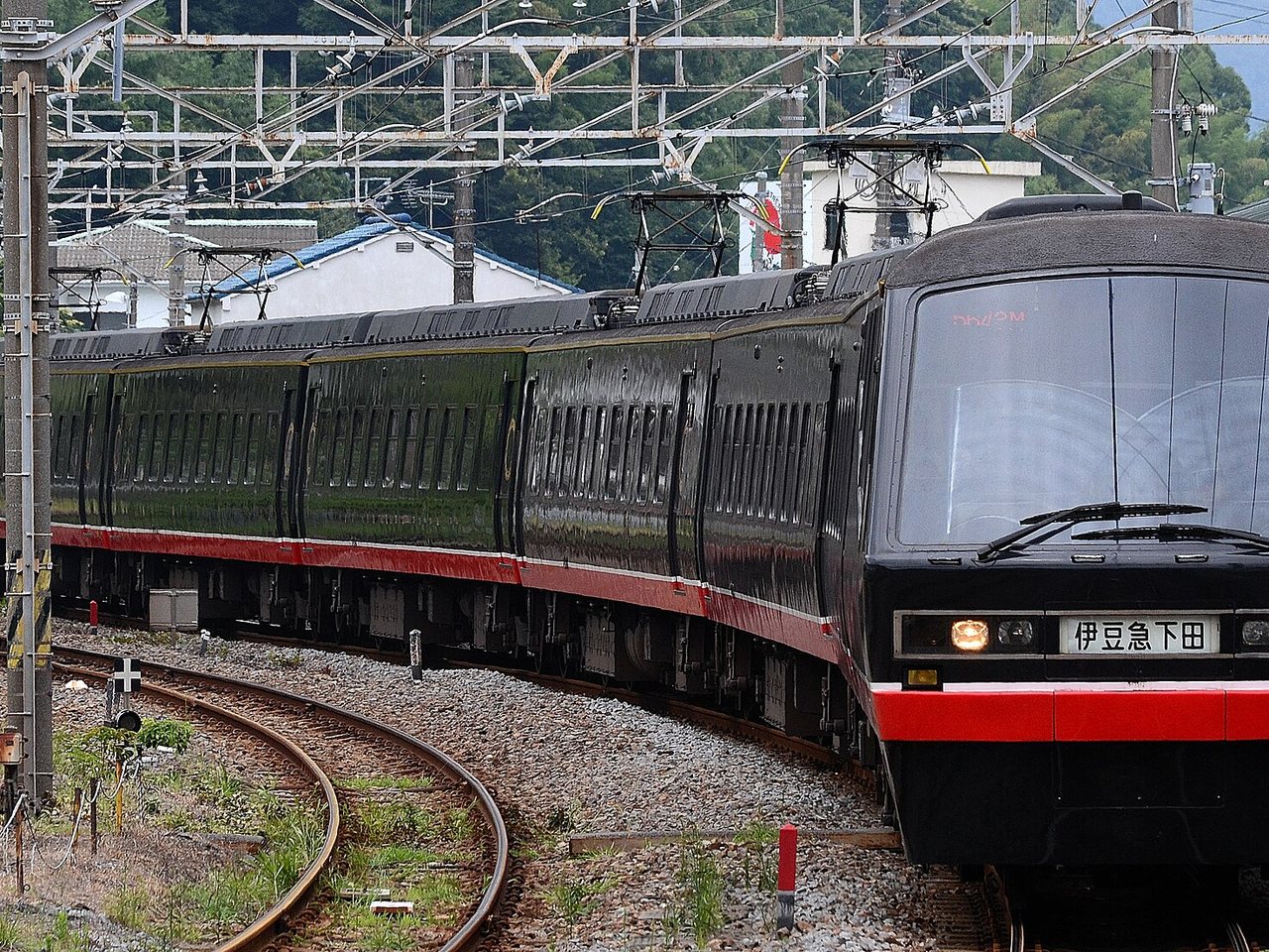 線路を走る伊豆急行2100系の黒船電車