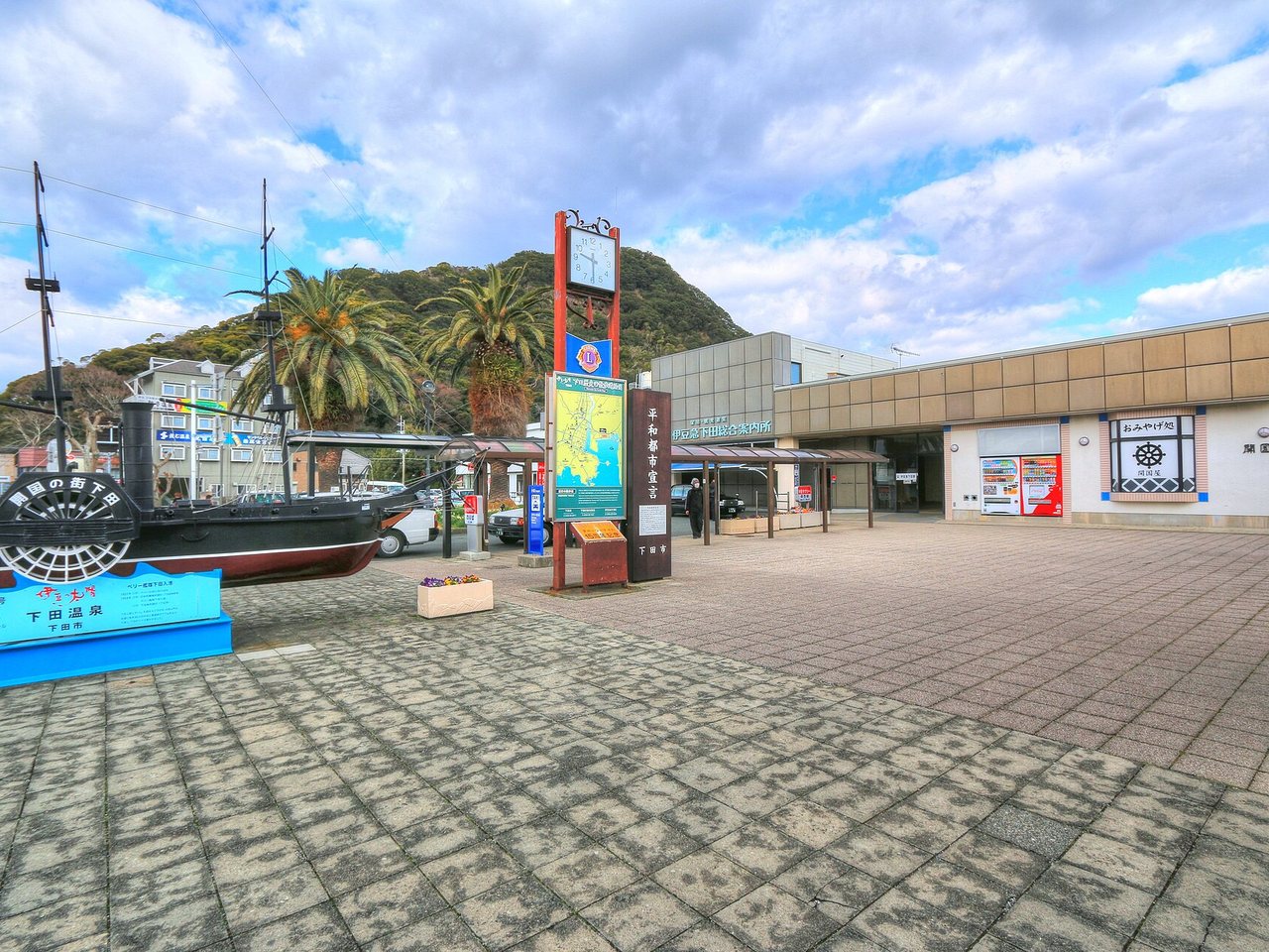 伊豆急下田駅の駅前