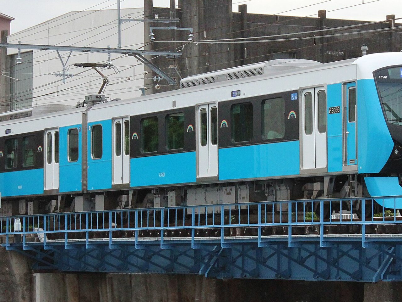 高架を走る静岡鉄道A3000形の電車