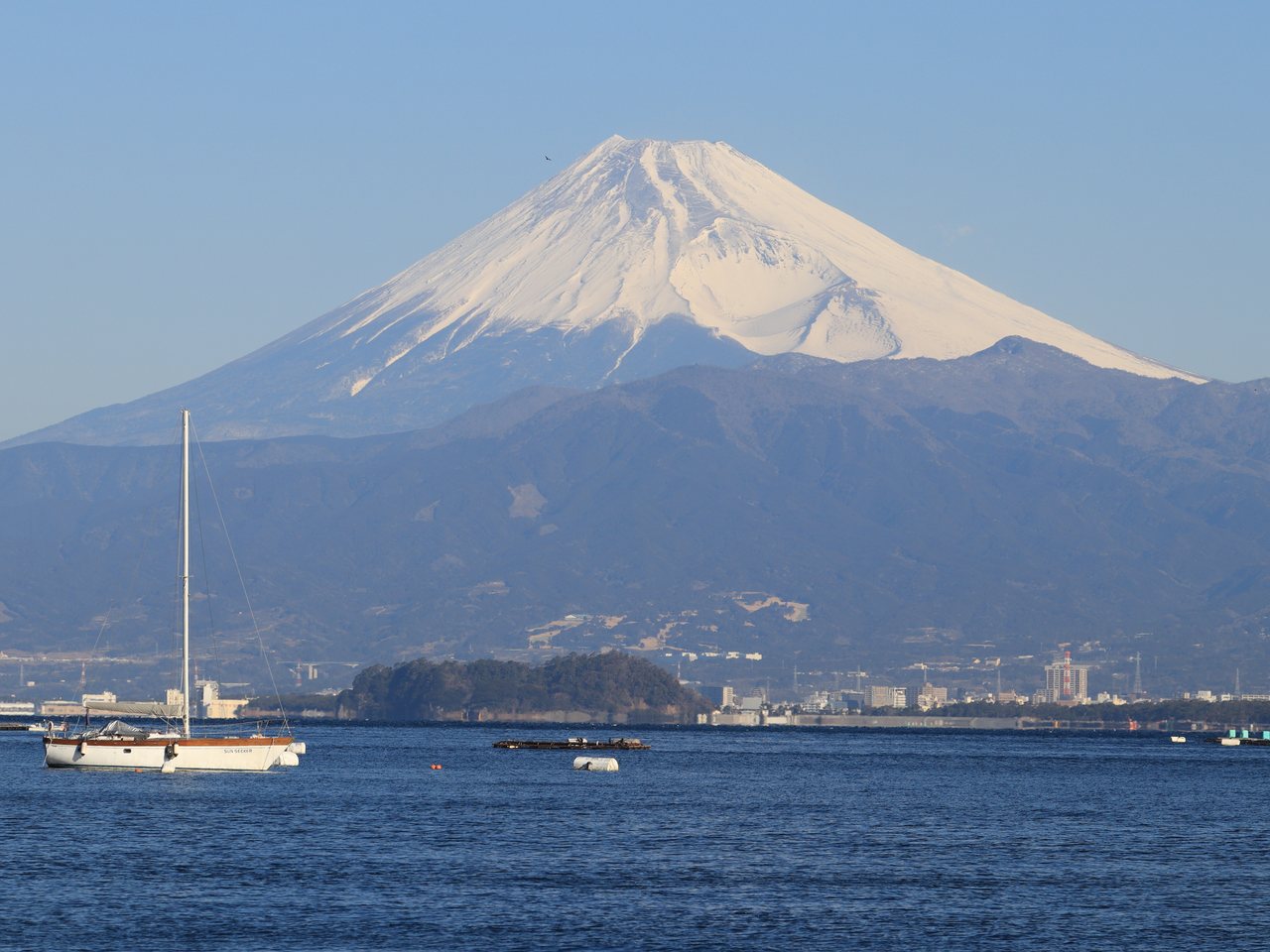 沼津市の内浦湾越しに見える富士山
