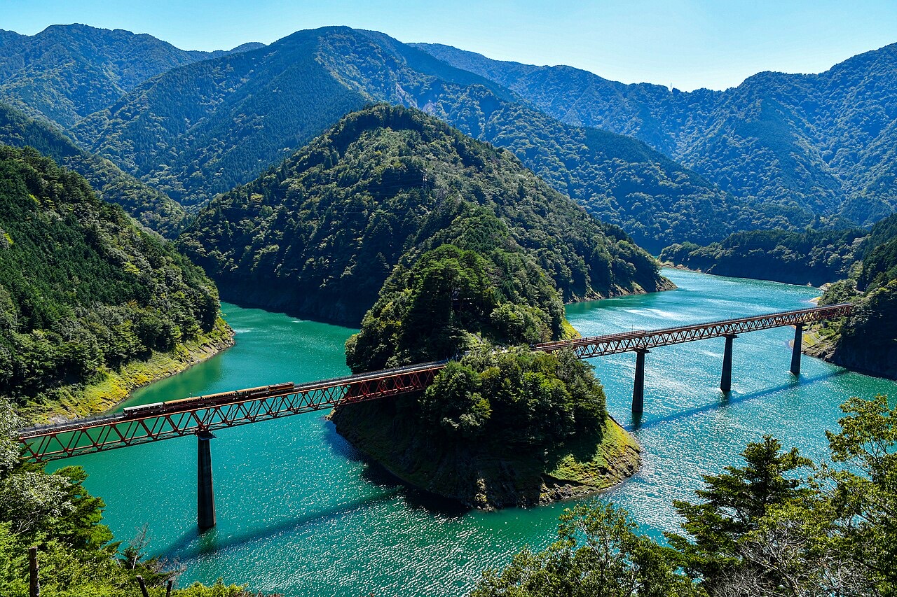 大井川鐵道井川線の鉄橋と奥大井湖上駅（写真は9月撮影）