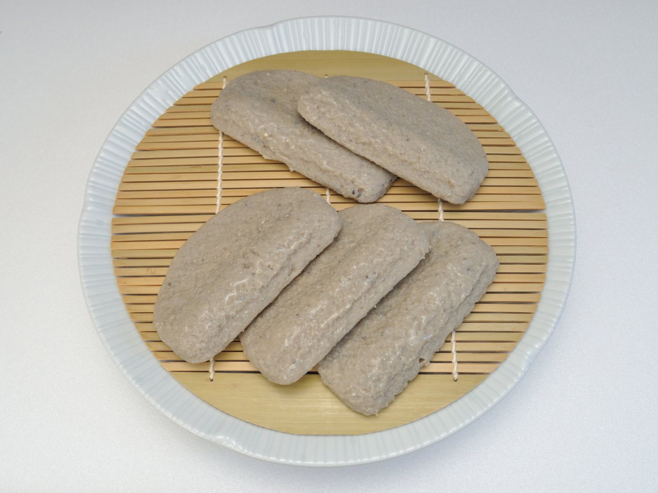 皿に並んだ灰色のD字型の黒はんぺん