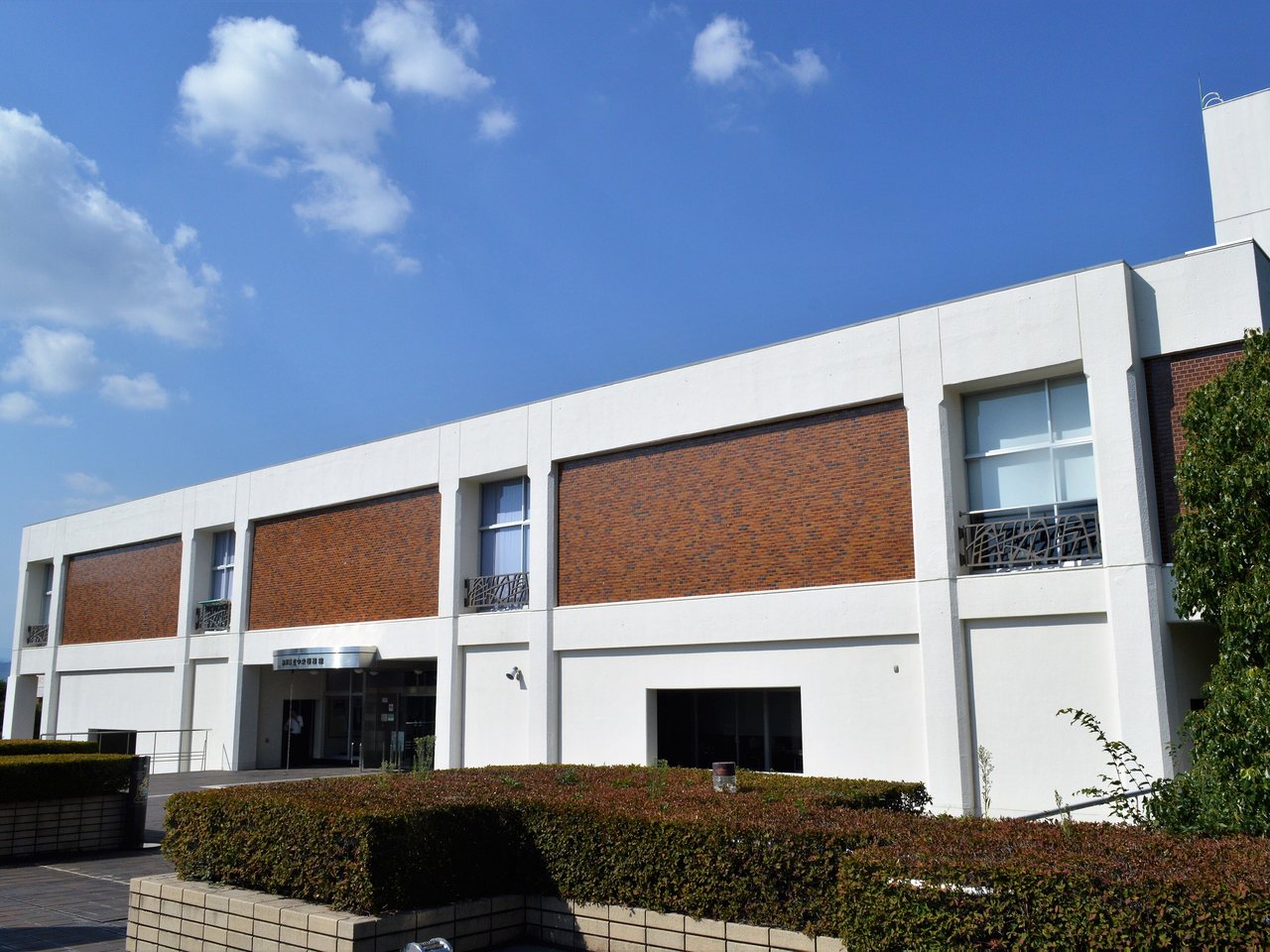 静岡県立中央図書館の外観（静岡市駿河区）