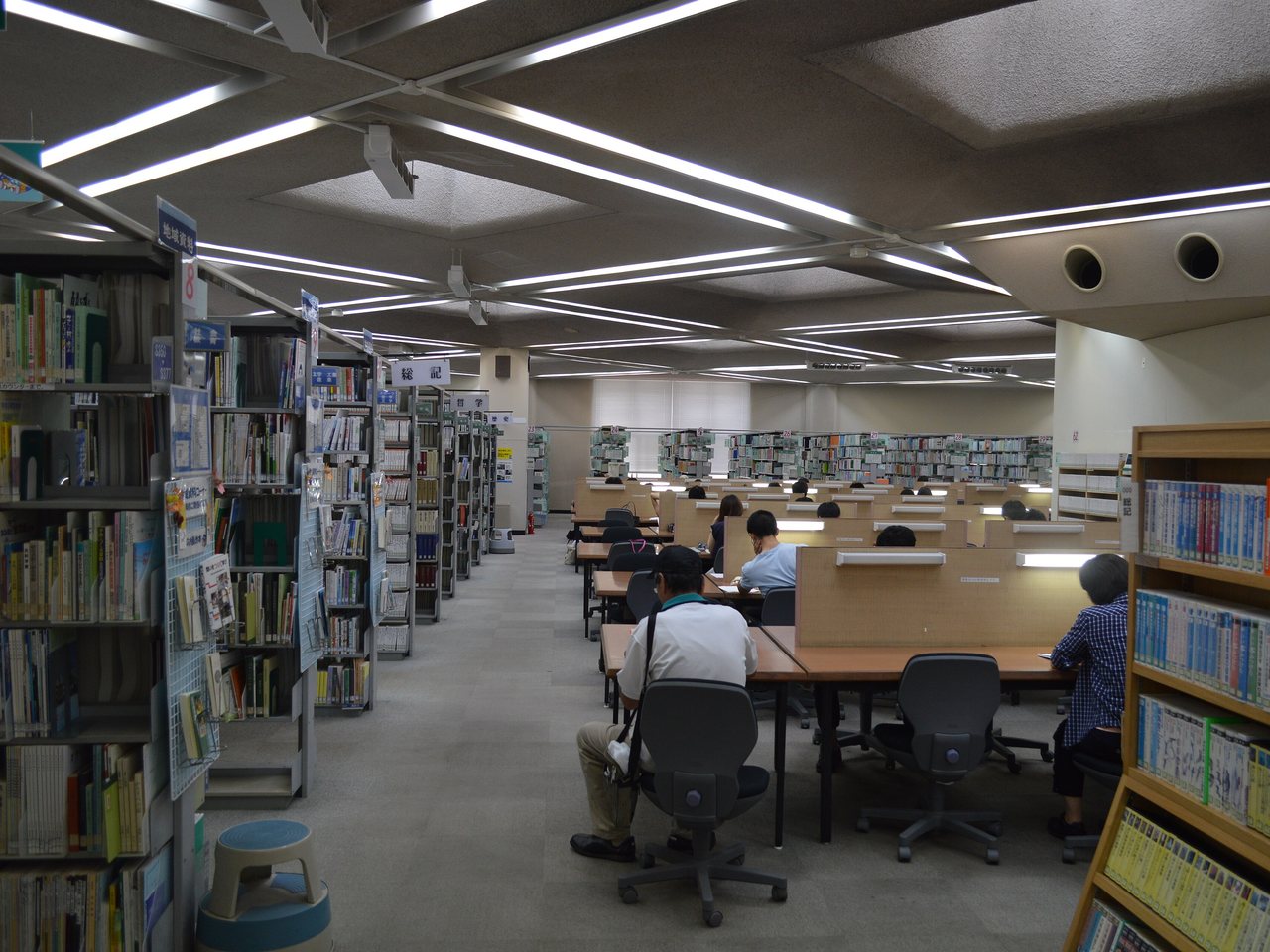 静岡県立中央図書館の館内